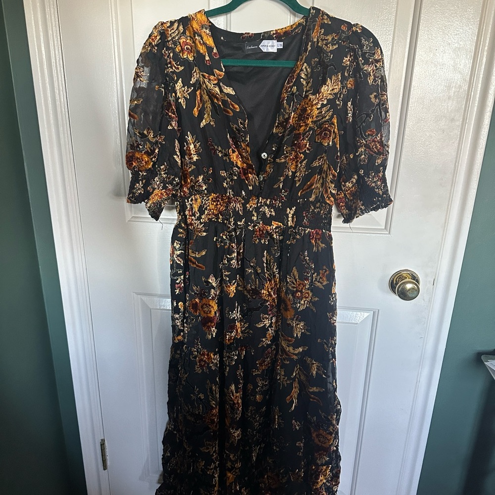 Beautiful burnout velvet dress. Perfect for Fall!!